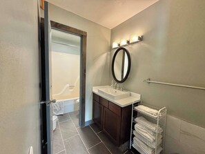 Bathtub, hair dryer, towels - Suite 219 - Large 800SF with 3 beds and living are (Rapid City)