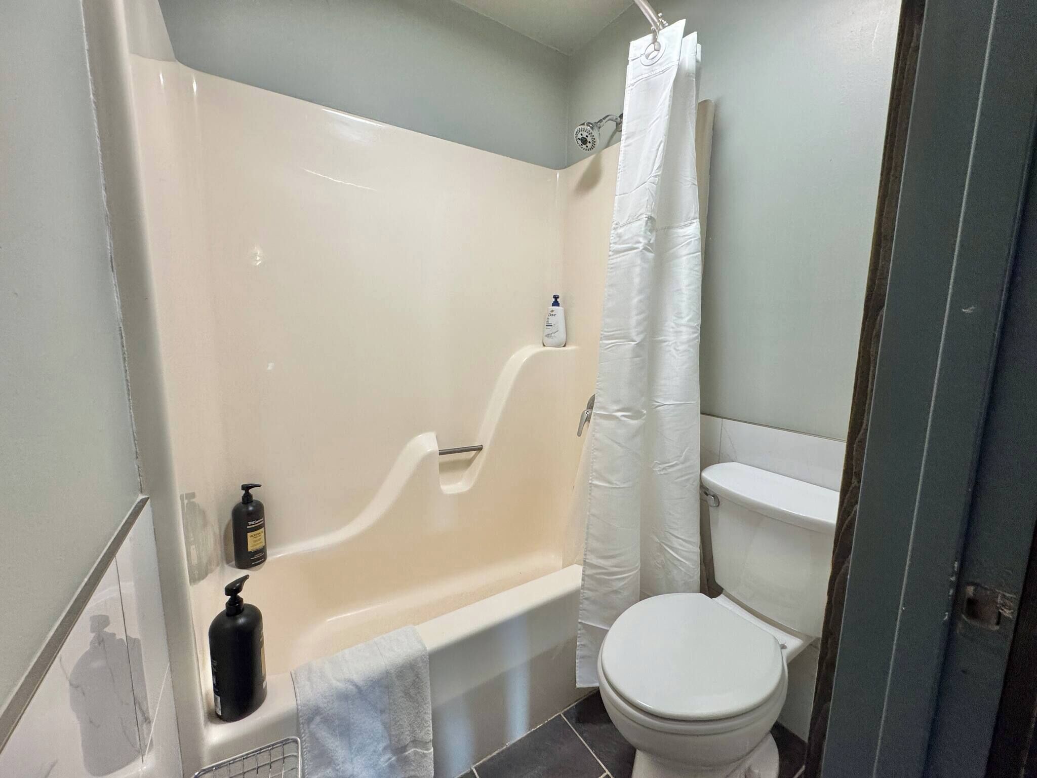 Baignoire, séchoir à cheveux, serviettes fournies