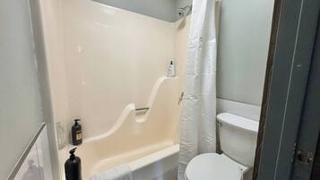 Baignoire, séchoir à cheveux, serviettes fournies