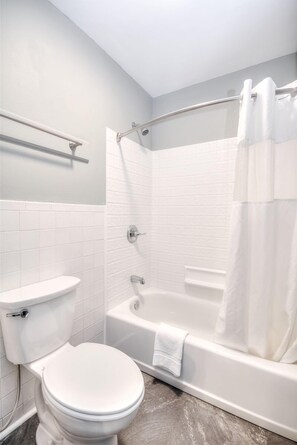 Bathtub, hair dryer, towels - Suite 304 - 1BR Apartment | 1 Bed, 1 Bath (Rapid City)