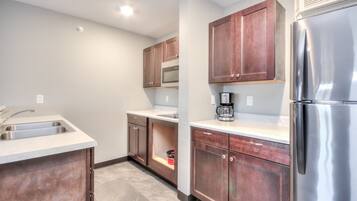 Réfrigérateur, micro-ondes, plaque de cuisson, lave-vaisselle