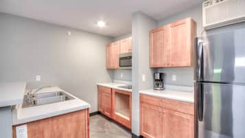 Fridge, microwave, stovetop, dishwasher
