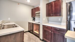 Coffee/tea maker, fridge, microwave, stovetop