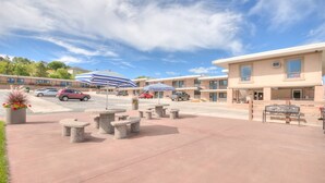 Outdoor dining - 1BR and a kitchen on the ground floor (Rapid City)
