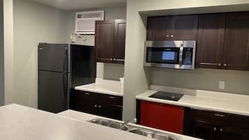 Een koelkast, een magnetron, een kookplaat, een vaatwasser