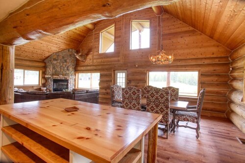 The Cabin · Rustic Log Cabin with Pasture and Mountain Views