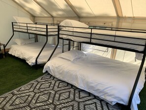 1 Schlafzimmer, Reisekinderbett, Bettwäsche