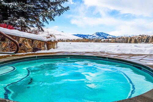 Resort condo with shared pool & hot tub - minutes from hiking, skiing, & dining