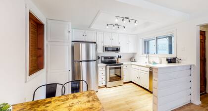 Resort condo with shared pool & hot tub - minutes from hiking, skiing, & dining