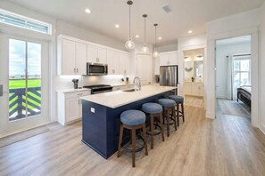 Fridge, microwave, oven, stovetop - Corner house at Palmilla Beach with pool, golf course views & on-site dining (Port Aransas)