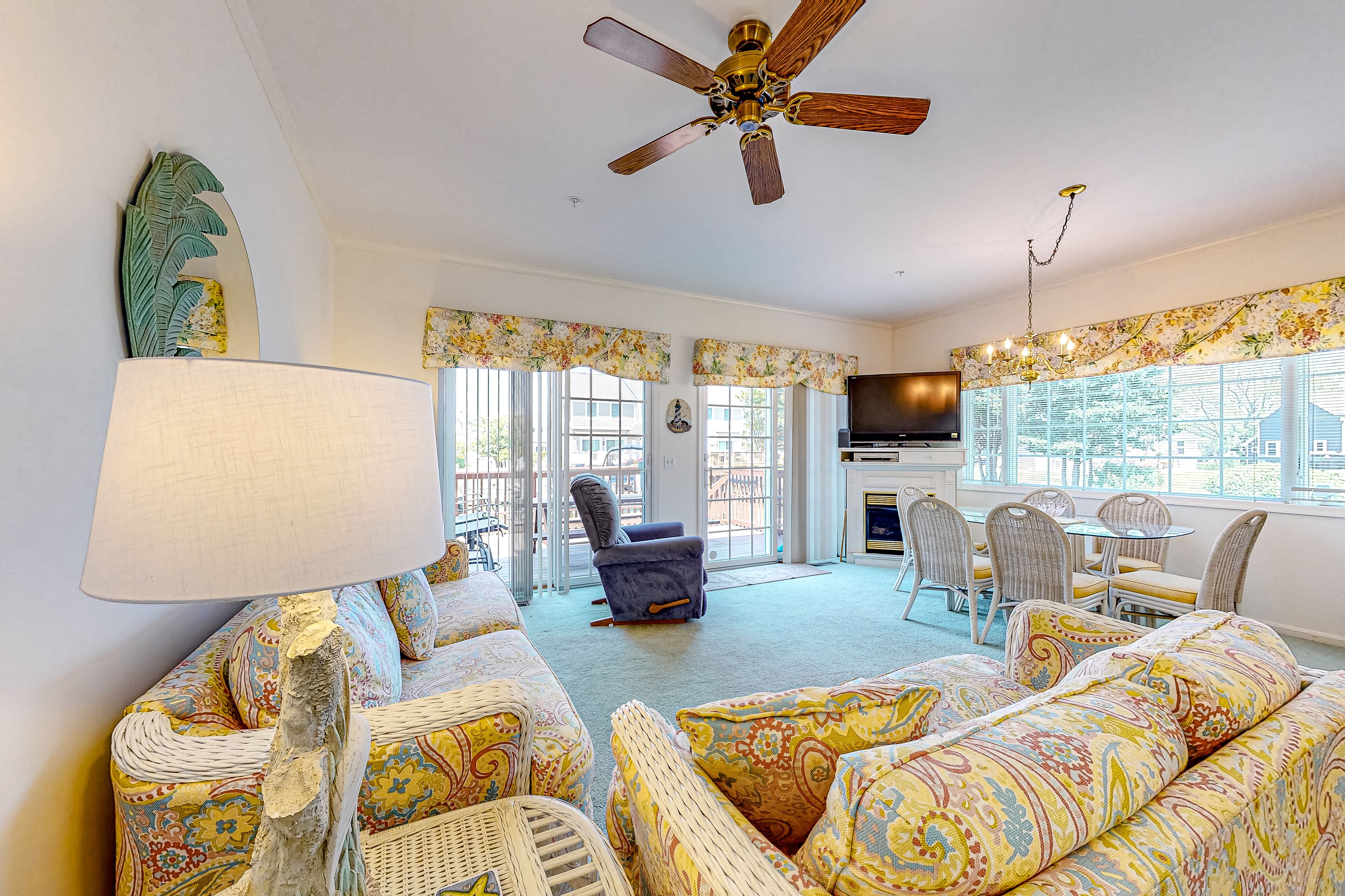 Inviting, waterfront retreat with fast WiFi, central AC, washer/dryer, & deck