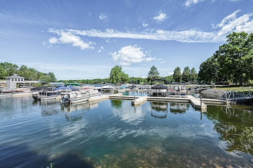 Laid-back lake house with porch, deck, grill, firepit, game room, AC, & W/D