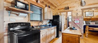 Dog-friendly gem on 11 acres w/valley views, deck, gas grill, fireplace, hot tub