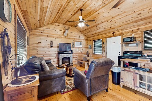 Dog-friendly gem on 11 acres w/valley views, deck, gas grill, fireplace, hot tub