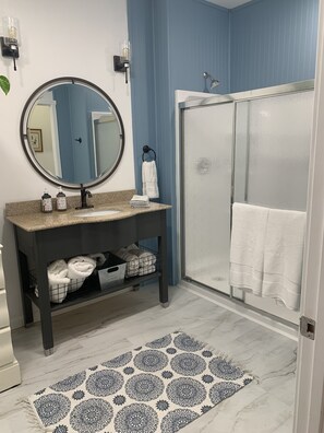 Douche, sèche-cheveux, serviettes fournies, savon