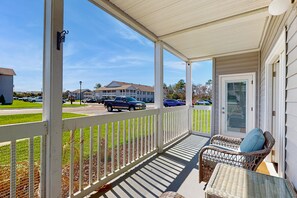 Terrace/patio - Sunny condo with pool, hot tub, tennis, central AC, & washer/dryer (Gulf Shores)