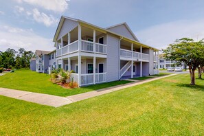 Exterior - Sunny condo with pool, hot tub, tennis, central AC, & washer/dryer (Gulf Shores)