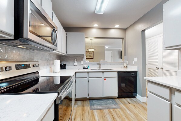 Fridge, microwave, oven, stovetop - Sunny condo with pool, hot tub, tennis, central AC, & washer/dryer (Gulf Shores)