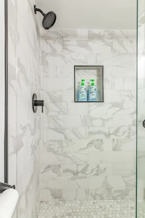 Douche, sèche-cheveux, serviettes fournies, savon