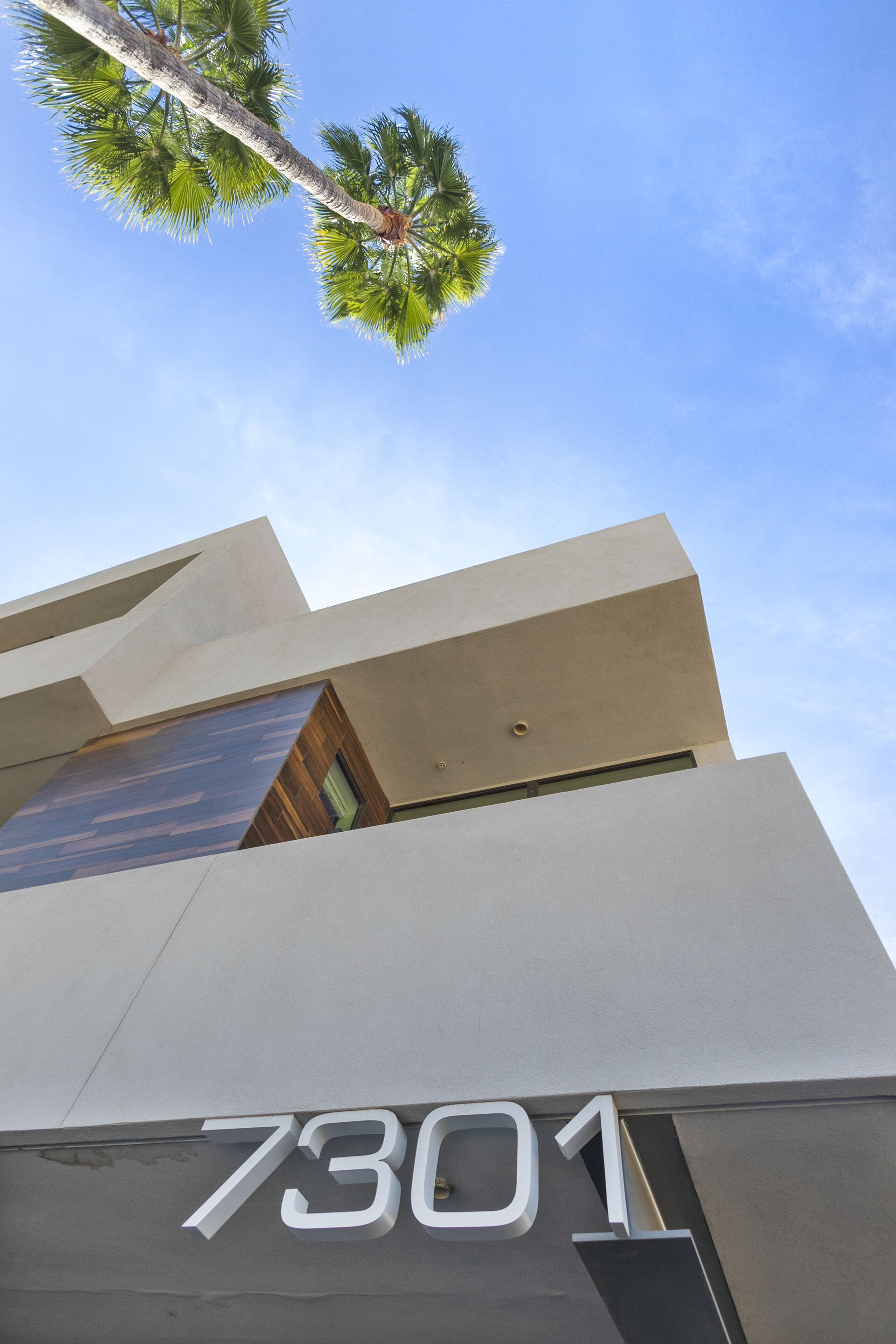 Un edificio moderno con un cartello ben visibile con il numero '7301'.