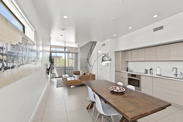 Lyxlägenhet | Vardagsrum | 50-tums smart-tv med digitalkanaler och tv