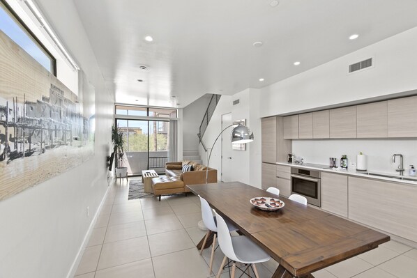 Apartamento de lujo | Zona de estar | Smart TV de 50 pulgadas con canales digitales, una televisión