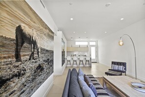 Apartamento Confort | Zona de estar | Smart TV de 50 pulgadas con canales digitales, una televisión