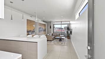 Refrigerador con freezer, microondas, horno, placa de cocina