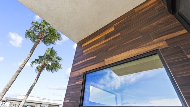 Un edificio moderno con un amplio ventanal y paneles de madera.