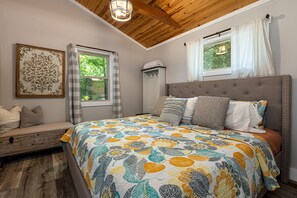 3 bedrooms, desk, travel cot, free WiFi - French Country Cottage • Dock & Screened Porch (Goreville)
