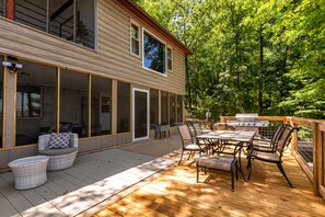 Outdoor dining - French Country Cottage • Dock & Screened Porch (Goreville)