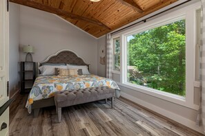 3 bedrooms, desk, free WiFi, bed sheets