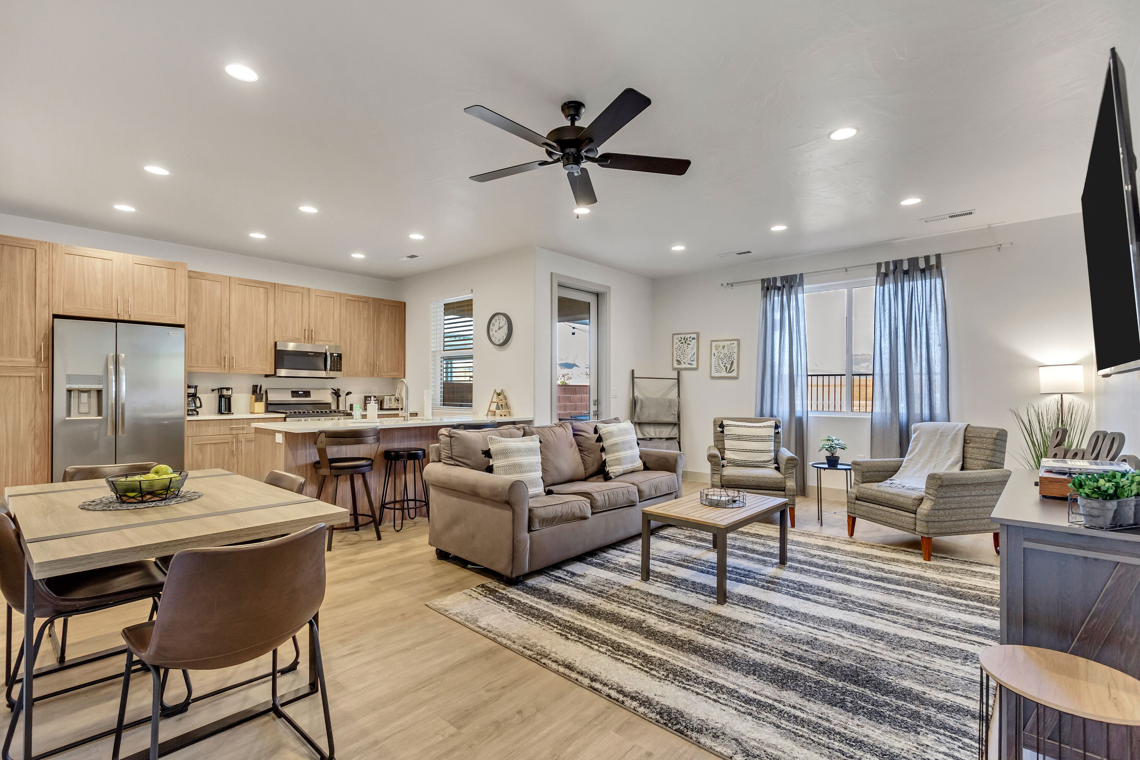 New 3 BR 3bath Townhouse with sunset views and heated pool EV Friendly