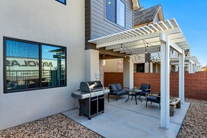 Outdoor dining - New 3 BR 3bath Townhouse with sunset views and heated pool EV Friendly (Santa Clara)