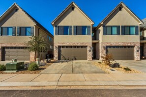 Exterior - New 3 BR 3bath Townhouse with sunset views and heated pool EV Friendly (Santa Clara)