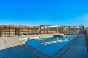 Outdoor pool, a heated pool - New 3 BR 3bath Townhouse with sunset views and heated pool EV Friendly (Santa Clara)