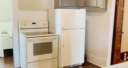 ***NEW**Farmhouse Getaway- Located between Pratt & Kingman easy access to HWY 54