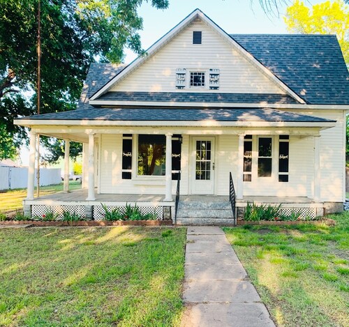 ***NEW**Farmhouse Getaway- Located between Pratt & Kingman easy access to HWY 54