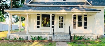 ***NEW**Farmhouse Getaway- Located between Pratt & Kingman easy access to HWY 54