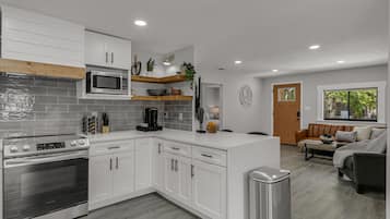 Refrigerador, microondas, horno, placa de cocina