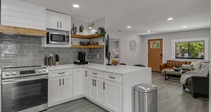 NEW! Luxurious HOT TUB 4 BR Home Central location BUCCS Stadium Downtown Beaches