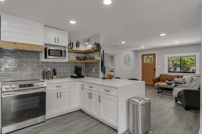 NEW! Luxurious HOT TUB 4 BR Home Central location BUCCS Stadium Downtown Beaches