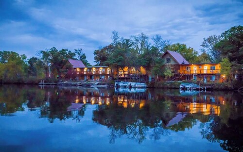 Quiet stay on the lake in Room 8 - The Decoy Room - Curriers Lakeview Lodge