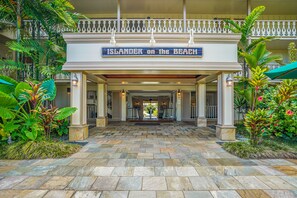 Entrada de un hotel con un cartel que dice "Islander on the Beach".