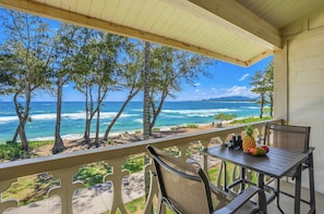 Outdoor dining - Islander on the Beach 328 Oceanfront Studio (Kapaa)