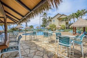 Pool - Islander on the Beach 328 Oceanfront Studio (Kapaa)