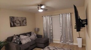 Living area - *NEW* Comfy 1 Bedroom W/ Pool Houston Hot Spot (Houston)