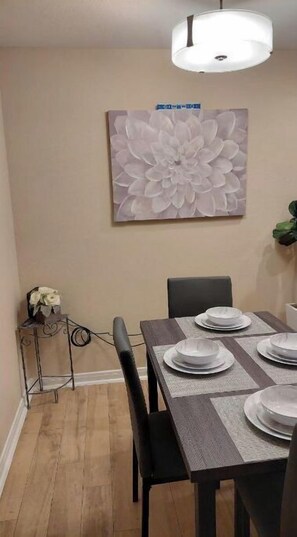 Dining - *NEW* Comfy 1 Bedroom W/ Pool Houston Hot Spot (Houston)