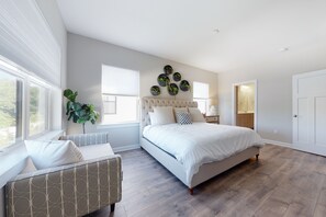 3 bedrooms, iron/ironing board, internet, bed sheets