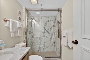 Ensemble douche/baignoire, serviettes fournies